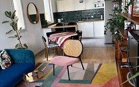 Appartement 3 pièces avec parking couvert gratuit.